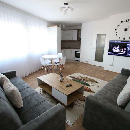 Spacious Apartment Next To The Bus Station And Walking Distance To The Old Town And Shopping Malls 프리즈렌 외부 사진