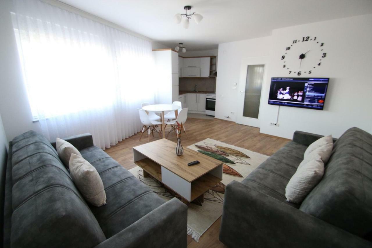 Spacious Apartment Next To The Bus Station And Walking Distance To The Old Town And Shopping Malls 프리즈렌 외부 사진