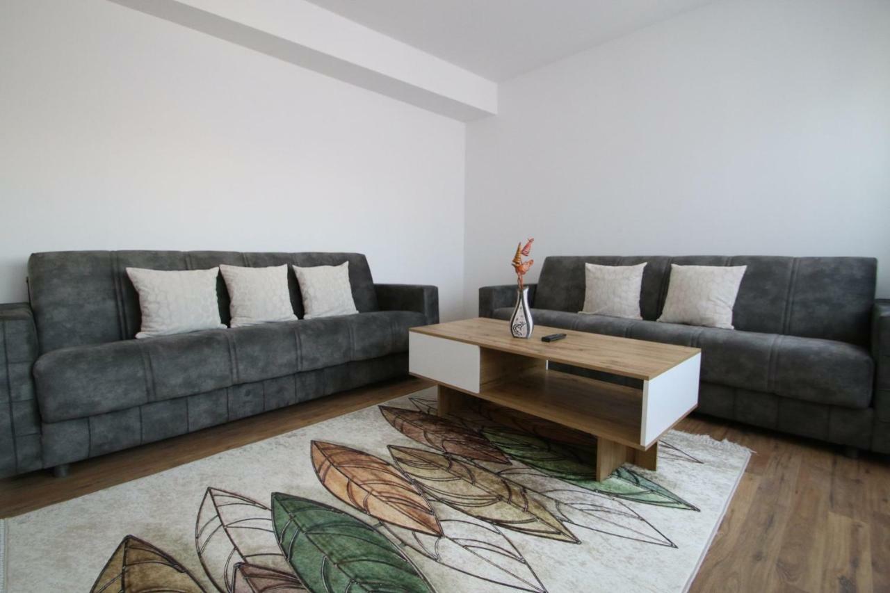 Spacious Apartment Next To The Bus Station And Walking Distance To The Old Town And Shopping Malls 프리즈렌 외부 사진